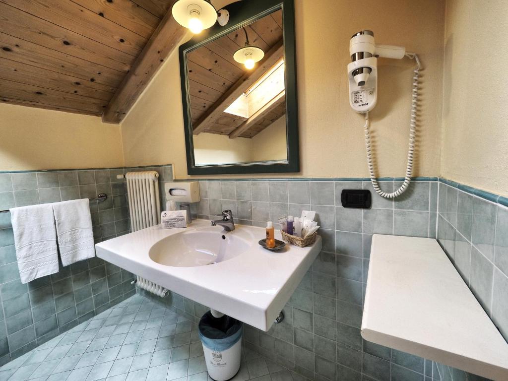 Bathroom at Hotel Bertelli in Madonna di Campiglio