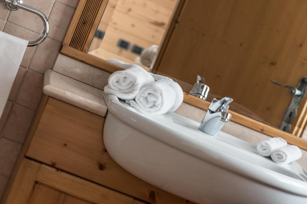 Bathroom at Hotel Chalet Laura in Madonna di Campiglio