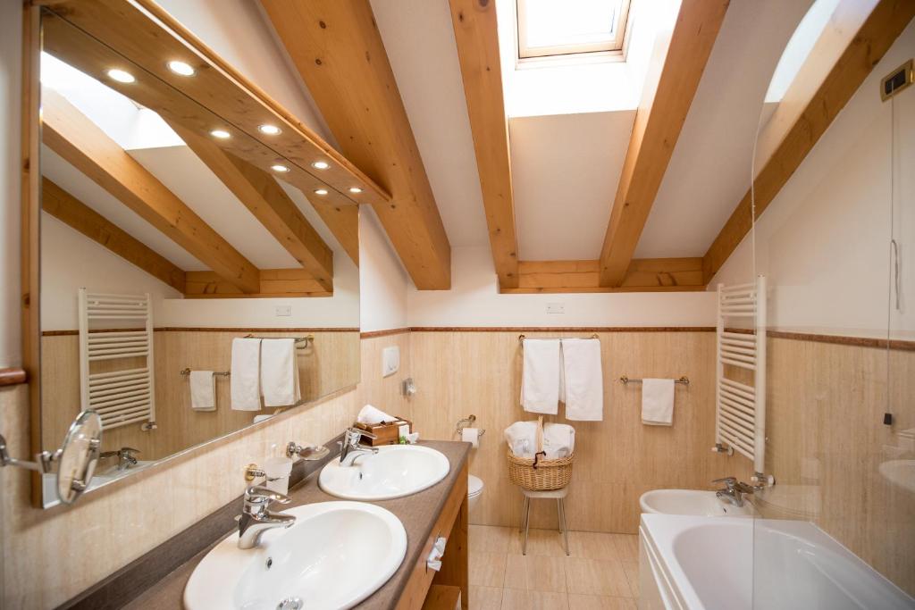 Bathroom at Hotel Chalet all'Imperatore in Madonna di Campiglio