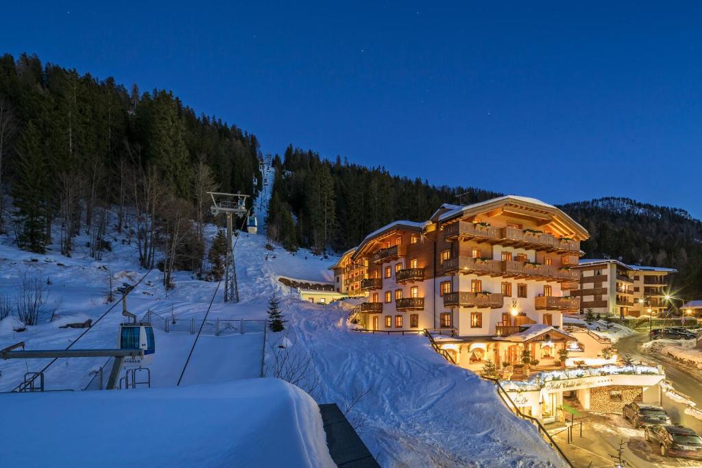 Hotel Chalet del Sogno at Night in Madonna di Campiglio