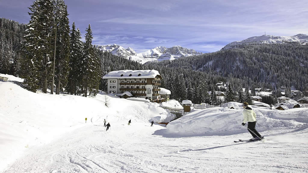 Skiing near Hotel Bertelli in Madonna di Campiglio